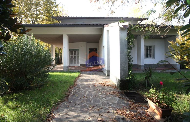 Vendita Cesenatico .Villa indipendente con ampio parco e Depandance